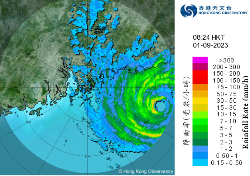 二零二三年九月一日上午8時24分的雷達回波圖像，當時蘇拉環流緊密，風眼清晰，並呈現雙眼壁結構。同時，與蘇拉相關的外圍雨帶正逐漸影響香港。