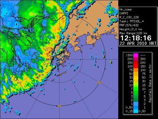 圖二      2010年4月22日下午12時18分的雷達圖像。當時一條颮線正在橫過香港西部地區。