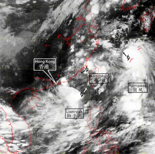 圖 2     2010 年 8 月 31 日晚上八時的紅外衛星圖像，顯示了三個熱帶氣旋，獅子山、南川和圓規。[此圖像接收自日本氣象廳的多用途輸送衛星-2 (MTSAT-2)。]