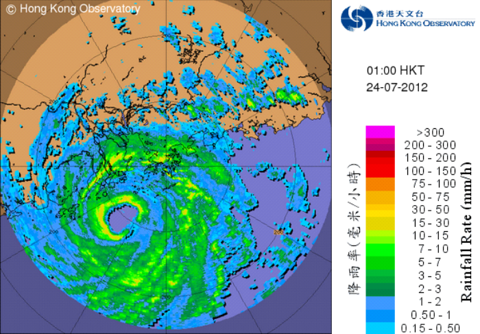 二零一二年七月二十四日上午1時的雷達回波圖像，當時強颱風韋森特的中心集結在香港天文台西南約100公里。與韋森特相連的雨帶正影響香港及廣東沿岸地區。