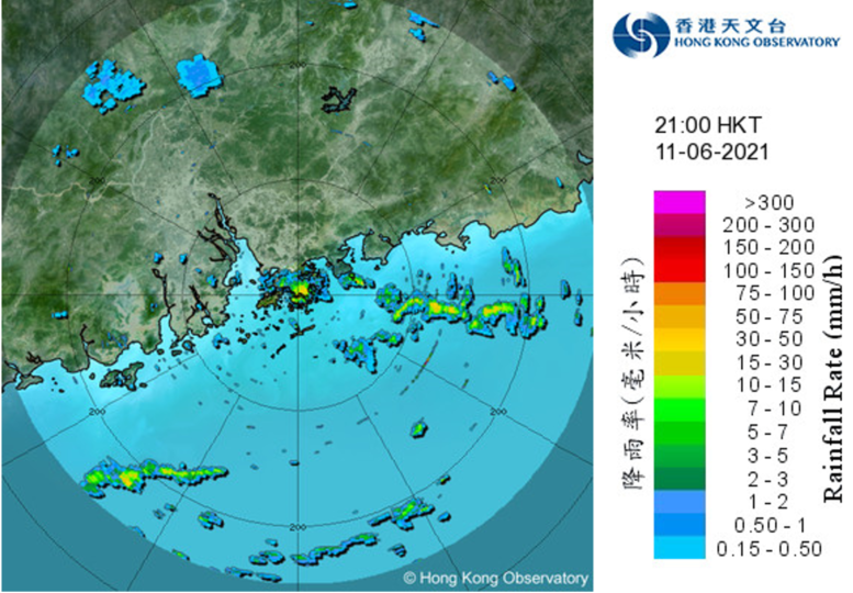 二零二一年六月十一日晚上 9時正的雷達回波圖像，當時與小熊相關的外圍雨帶正影響香港，黃色暴雨警告正在生效。