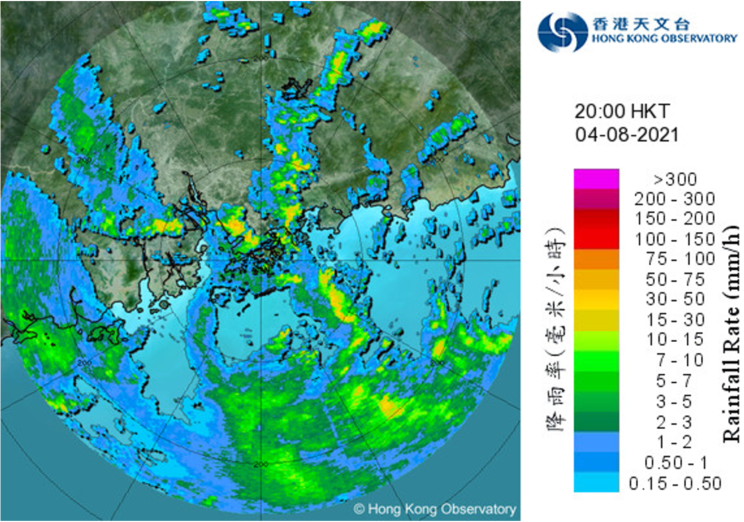 二零二一年八月四日下午8時正的雷達回波圖像，當時與盧碧相關的強雨帶正影響本港，黃色暴雨警告及新界北部水浸特別報告正在生效。