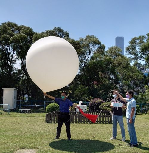 施放氣球以收集水汽含量數據。