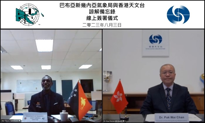 香港天文台台長陳栢緯博士(右)透過視像會議形式和巴布亞新幾內亞氣象局局長Jimmy Gomoga先生(左)簽署諒解備忘錄,加強雙方在航空氣象科技方面的合作和交流