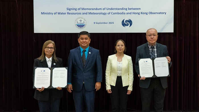 Dr. Chan Pak-wai, Director of the Hong Kong Observatory (first from right) and Dr. Seth Vannareth, Permanent Representative of Cambodia with WMO and Advisor to the Ministry of Water Resources and Meteorology of Cambodia (first from left) photographed at the MOU signing ceremony