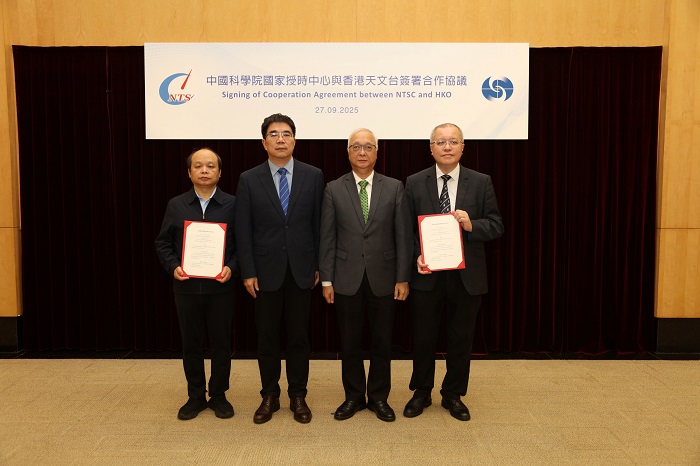 The Director of the Hong Kong Observatory and the Director of the National Time Service Center of the Chinese Academy of Sciences (left) signed a co-operation agreement on time measurement and service