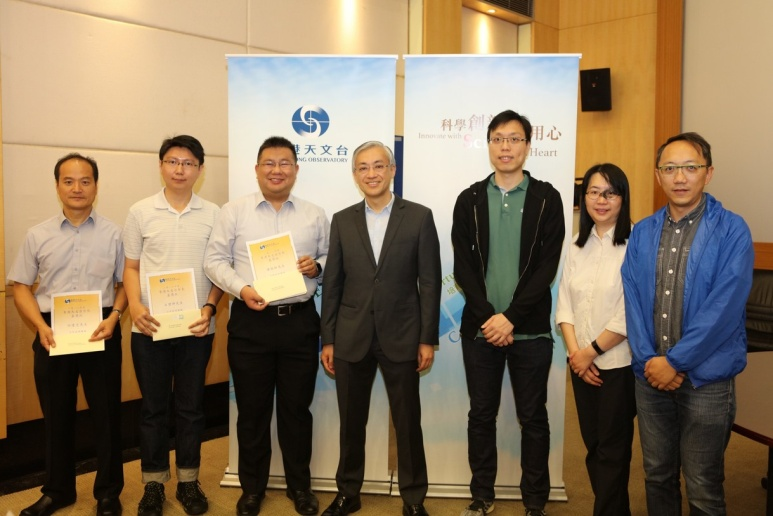 Mr. HUI Kin-chung, Ms. WONG Sau-ha, Mr. CHAN Ngo Hin, Mr. LAU Chi-yung, Mr. SHEK Fung Sun and Mr. POON Ka-kit received on behalf of the AMO team Director's commendation for maintaining quality aviation weather services during super typhoon Mangkhut