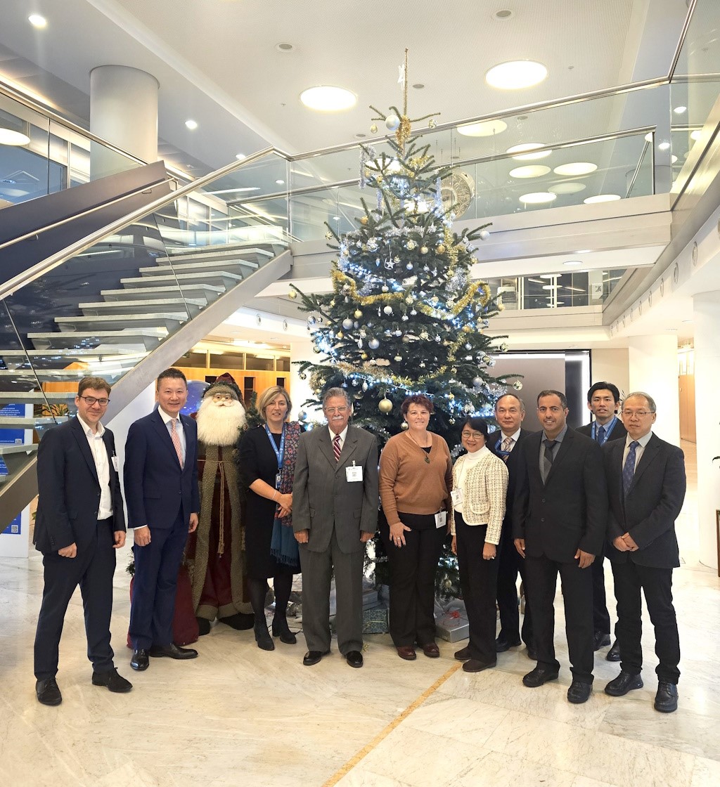Mr Yeung Hon-yin (second from the left) with other expert team members in the WMO Headquarters lobby