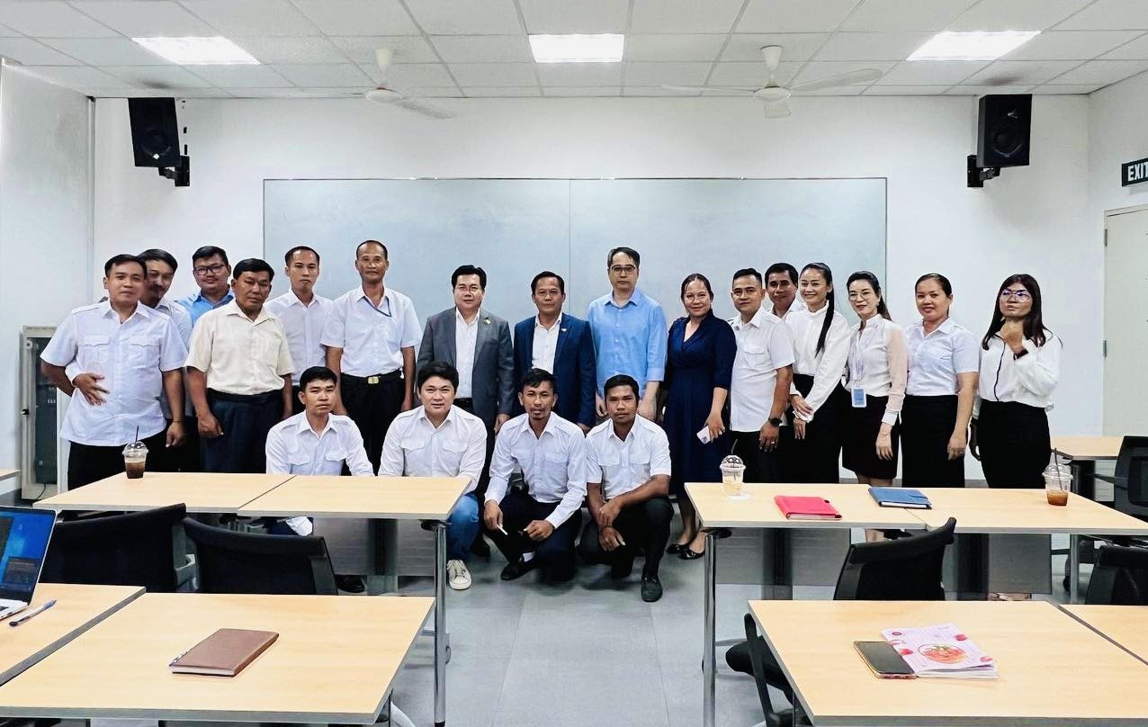 Mr Chan Ho-sun (second row, eighth from the right), Senior Experimental Officer of the Observatory, with Mr Bunthean Chin, Secretary of State in charge of Aeronautical Services Department (second row, seventh from the left), Mr Vandy Heang, Director of Aeronautical Services Department of Cambodia (second row, eighth from the left), and participants of the training workshop