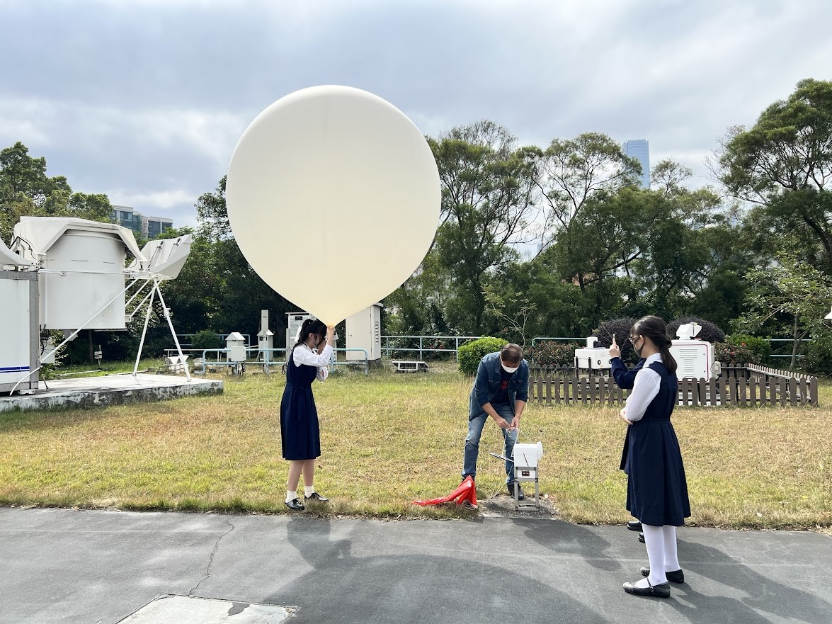 Students experiencing the Observatory’s work at the King’s Park Meteorological Station