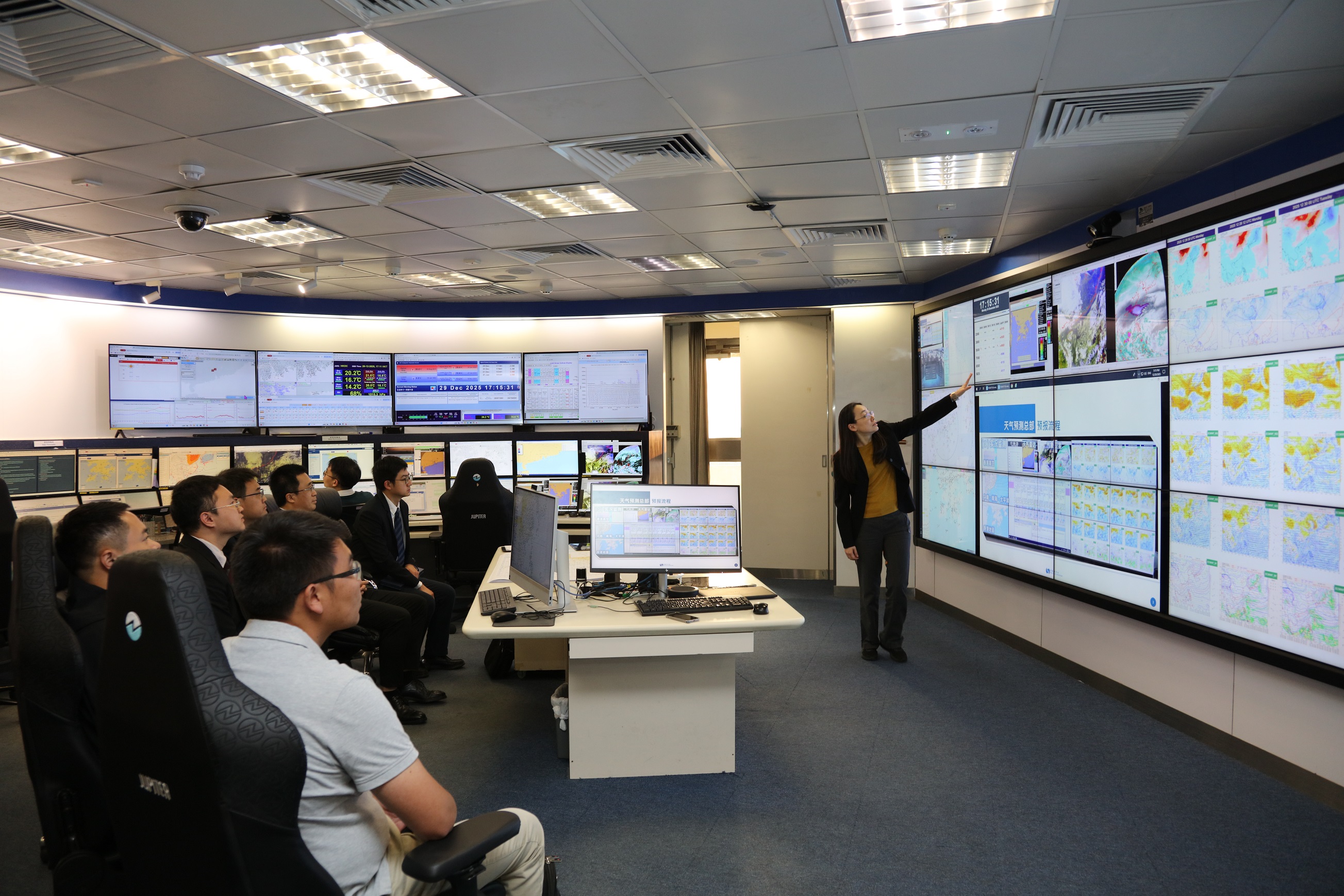 The CAFUC delegation visiting the Central Forecasting Office of HKO