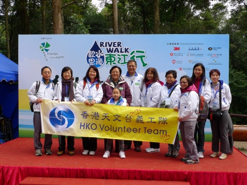 The Hong Kong Observatory team taking a photo at the launch ceremony with Mrs Rita FAN HSU Lai-tai, officiating guest and Member of the Standing Committee of the National People's Congress.