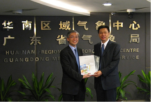 Mr. Shun, Director of HKO (left) offered souvenir to Mr. Xu, Director-General of GMB