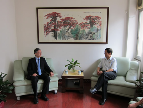 Mr. Shun, Director of HKO (left) shared experience with Mr. Liang, Deputy Director-General of EAGP on seismic monitoring work.