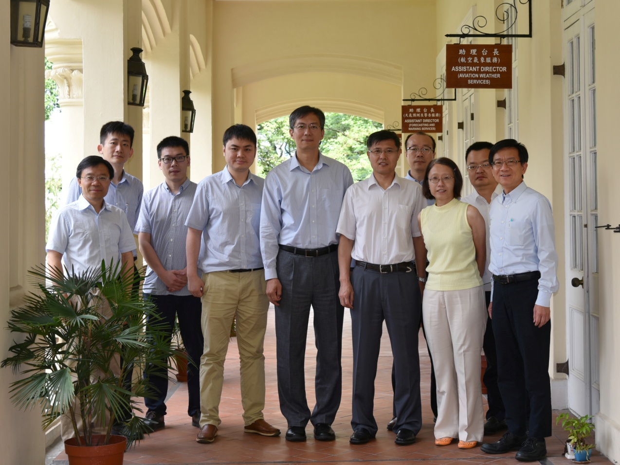 Dr. ZHANG Zhong Feng, Deputy Director of Aviation Meteorological Center, CAAC (third from right of the front row) and members of the expert team were greeted by Miss Sharon LAU, Assistant Director of the Observatory (second from right of the front row), during the visit.