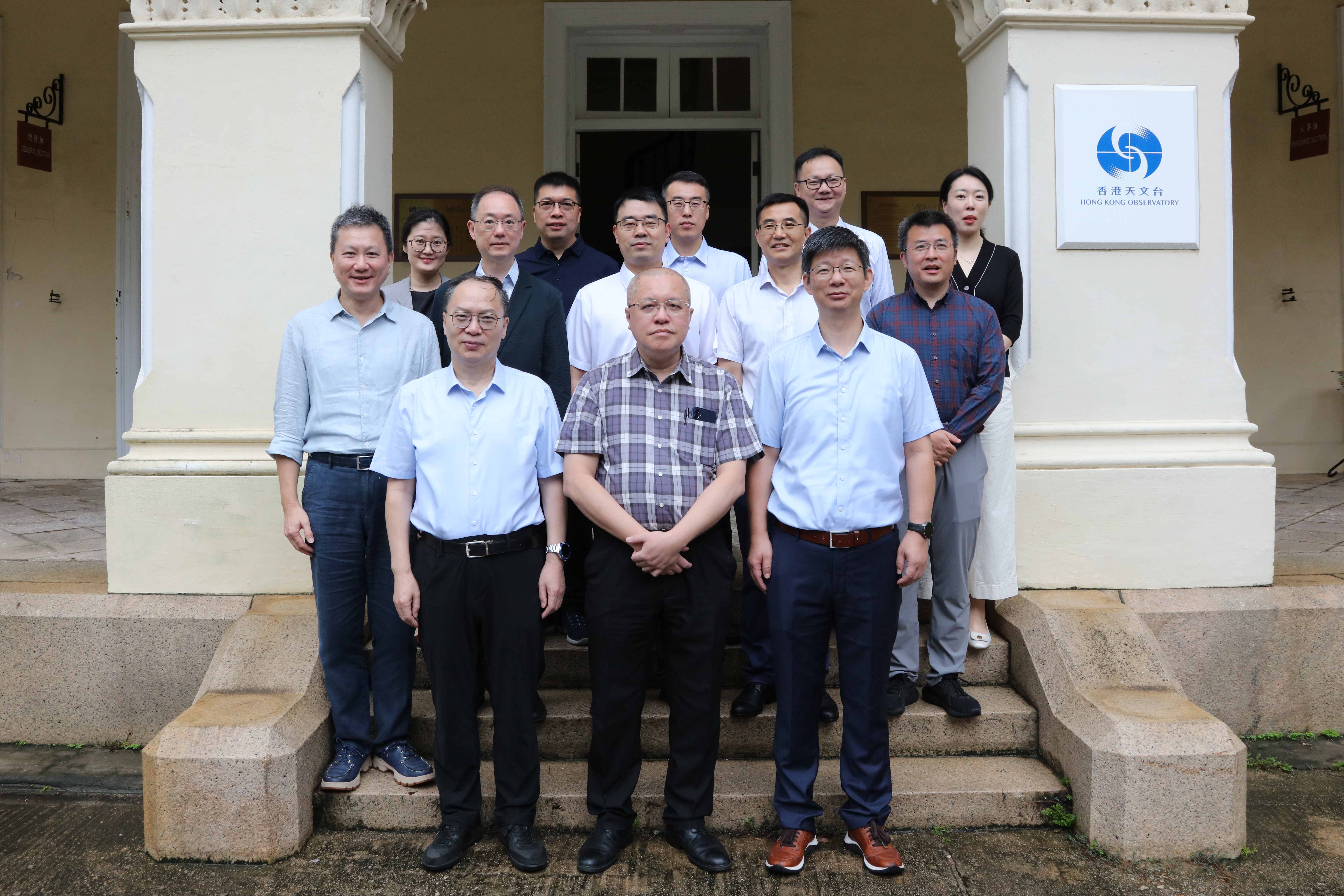 Dr. CHAN Pak-wai, Director of the Hong Kong Observatory (front row, centre), Dr. WANG Jingsong, Director-General of the CMA NSMC (front row, right), Dr. ZHANG Chunming, Vice President of SAST (front row, left) and other experts taking group photo at the Hong Kong Observatory Headquarters