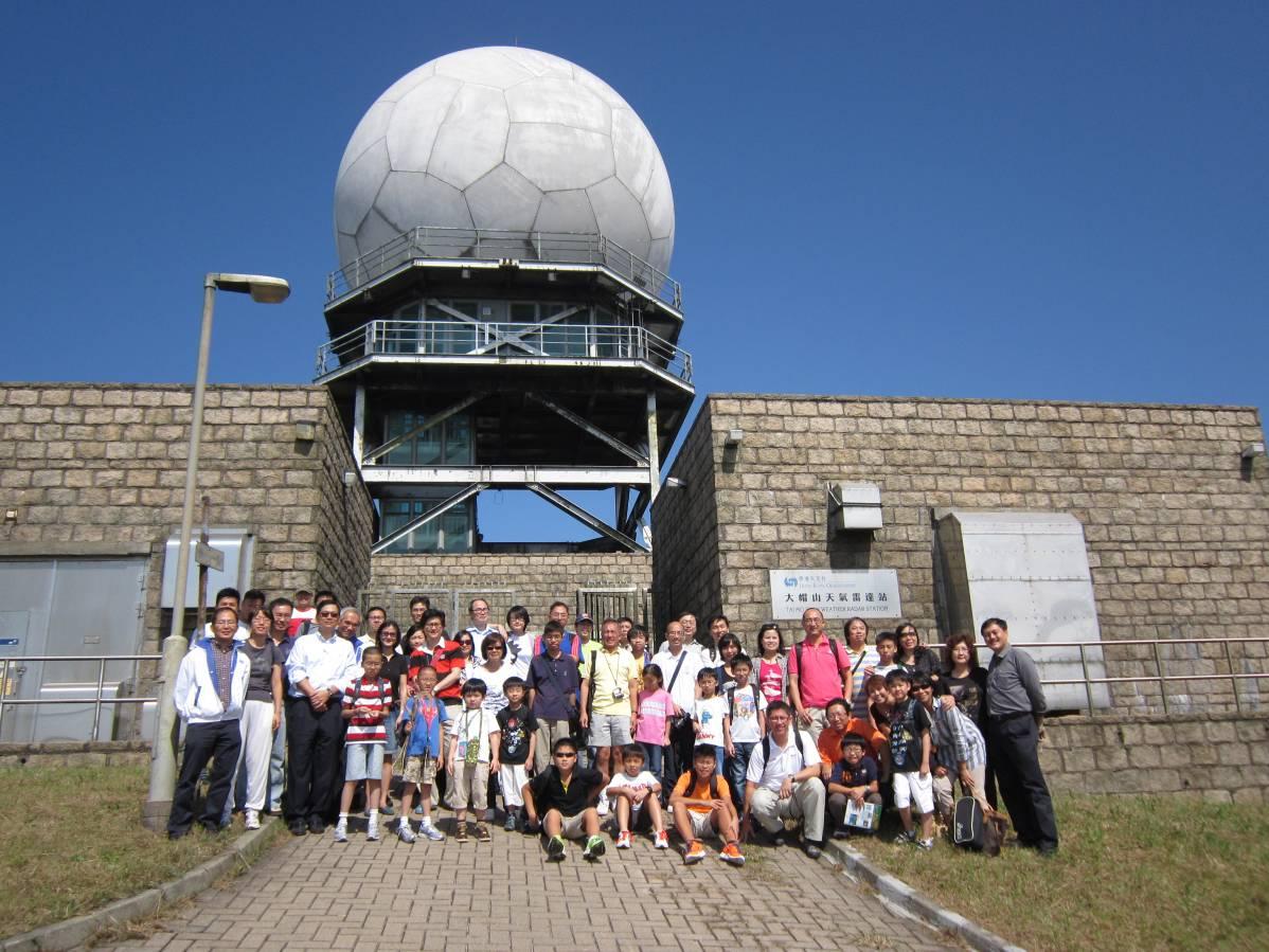 Ms Sharon S.Y. Lau, Assistant Director of the Hong Kong Observatory (second from the left at the front row) photographed with the visitors from La Salle College Old Boys' Association.