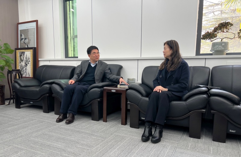 Dr Zhang Shougang, Director of NTSC, and Ms Lam Ching-chi, Senior Scientific Officer of HKO, met and summarised the discussion outcomes of the Observatory's visit and follow-up on the cooperation items.