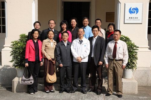 Delegation from Earthquake Administration of Guangdong Province taking a photo with the Director of the Hong Kong Observatory