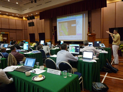 Hon-yin Yeung demonstrating to the seminar participants the operation and application of SWIRLS, the rainfall nowcasting system of the Observatory.