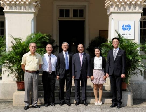 Mr. CM Shun (third from left), Director of the Hong Kong Observatory met with Mr. JO Gi-Hyun, Director of Information and Technology Support Division of KAMA (third from right) and other two members of the delegation (on the right).