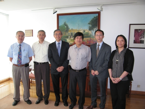 CM Shun (third from left), Director of the Hong Kong Observatory, Fong Soi-kun (third from right), Director of the Macao Meteorological and Geophysical Bureau, and other representatives of both sides.