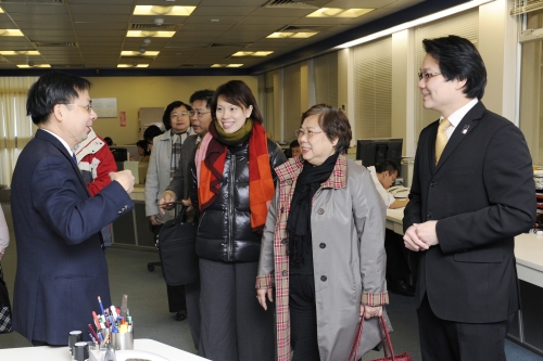 A delegation of 6 members from Yau Tsim Mong District Council, headed by the Chairman of the District Council Mr CHUNG Kong-mo (1st right) visited the Observatory. The Director (1st left) explained the weather forecasting operations to them.