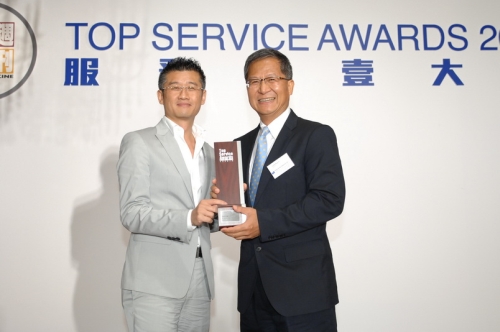 Mr LEUNG Wing-mo (right), Assistant Director of the Hong Kong Observatory, received the 'Top Service Award 2011' award in the presentation ceremony on 29 June 2011 (Photo: Courtesy of Next Magazine)