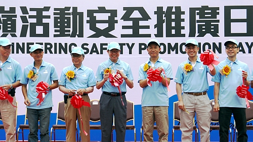 Ribbon-cutting by the guest of honour Mr. Lai Tung-kwok (middle), Under Secretary for Security, Dr. Ernest Lee Shu-wing (3rd right), Commissioner of Civil Aid Service, Mr. Shun Chi-ming (2nd right), Director of the Observatory and other guests to launch the Mountaineering Safety Promotion Day.