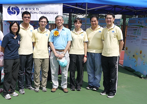Mr. Shun Chi-ming (middle), Director of the Observatory, photographed with Friends of Observatory volunteers in front of the Observatorys booth.