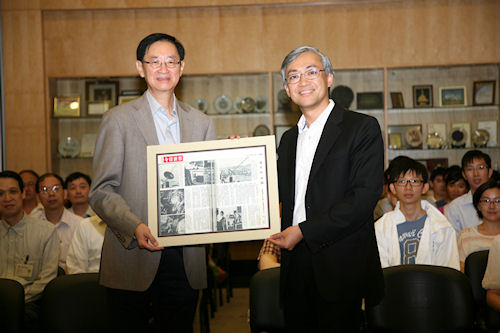 Professor Peter Yau Man-kong (left) and Mr. Shun Chi-ming, Director of the Hong Kong Observatory (right), holding a framed copy of the feature article published in 'World Today' magazine in 1966. 