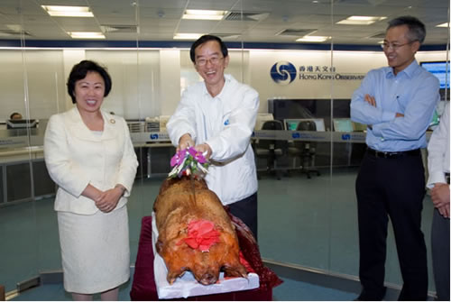 Permanent Secretary for Economic Development and Labour (Economic Development) Ms Eva Cheng (left), Deputy Secretary Mr Howard Lee (right) and Director of Hong Kong Observatory Mr C Y Lam (centre) at the opening ceremony of the Hong Kong Meteorological Centre.