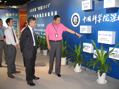 Mr. Shun visiting Shenzhen Institutes of Advanced Technology, Chinese Academy of Sciences and receiving a briefing from its Deputy Director, Mr. Xu Jianguo