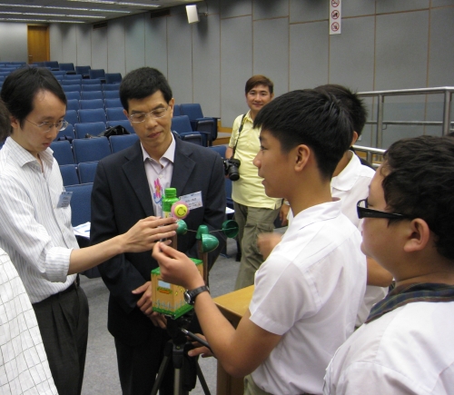 student's briefing on the anemometer design and operation