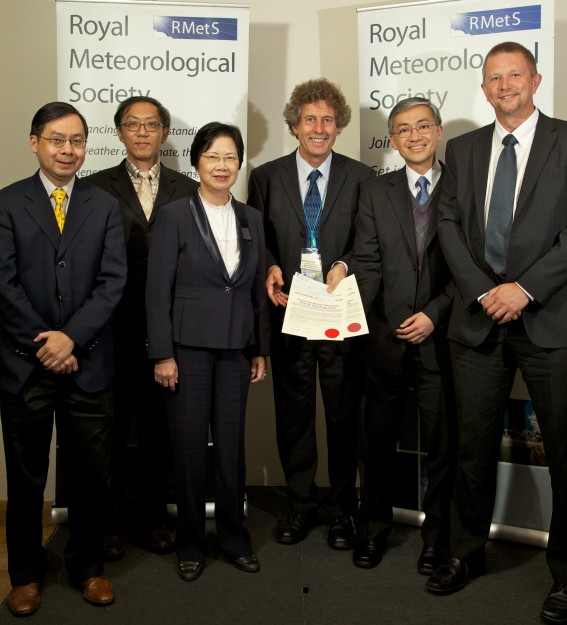 Mr SHUN (2nd right), Professor Helen Chan (4th right), together with Dr B Y Lee, former Observatory Director (1st left) and Dr C W Ong (2nd left) of PolyU, receiving the Vaisala Award from the President of RMetS, Professor Tim Palmer (3nd right), and  the representative from Vaisala, Mr. David Bullock (1st right)