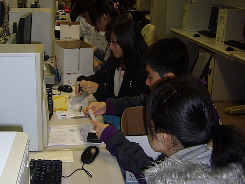 In the workshop held in November, students learned how to make use of electronic devices to count and record wind direction and speed.