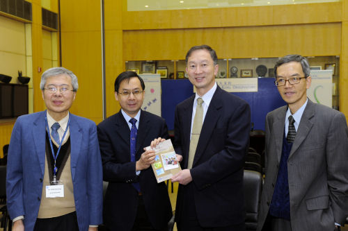 Dr. LEE Boon-ying, Director of the Hong Kong Observatory (the second from left), presenting a souvenir to Mr. CHAN Chi-chiu, Director of Drainage Services, JP (the second from right)
