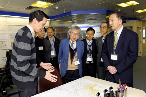 Observatory colleague briefed Mr. CHAN Chi-chiu (first from the right) on the operation of the Central Forecasting Office