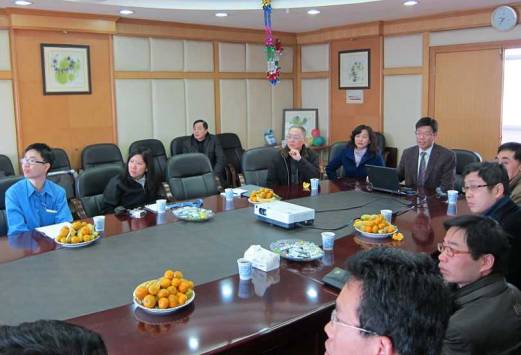 Mr FC Sham (sitting in front of the laptop computer) of the Observatory introduced the work of the Observatory to the staff of the Hunan Provincial Meteorological Bureau.
