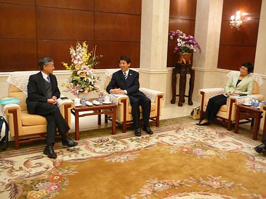 Mr. Shun (left) meeting with the Administrator of the China Meteorological Administration, Dr. Zheng Guoguang (middle) and the Deputy Administrator, Ms. Jiao Meiyan (right).