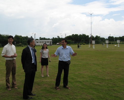 Mr. Shun, Director of HKO (second from left) visiting the atmospheric observation experimental base in Zhuhai.