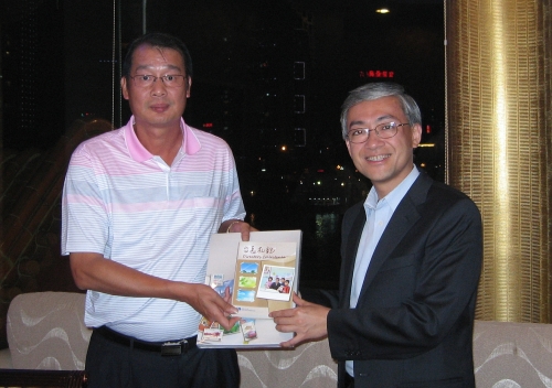 Mr. Shun, Director of HKO (right) offered souvenir to Mr. QM He, Deputy Secretary General of Zhuhai Municipal People's Government.