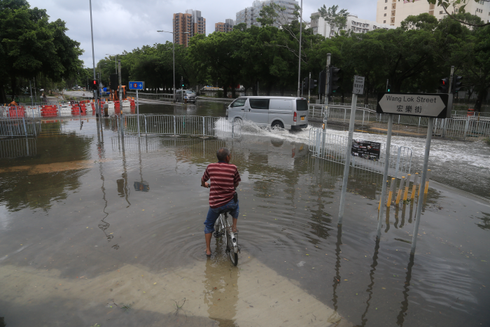 The surge of water level in Yuen Long Nullah and Shan Pui River resulted in  flooding over the areas