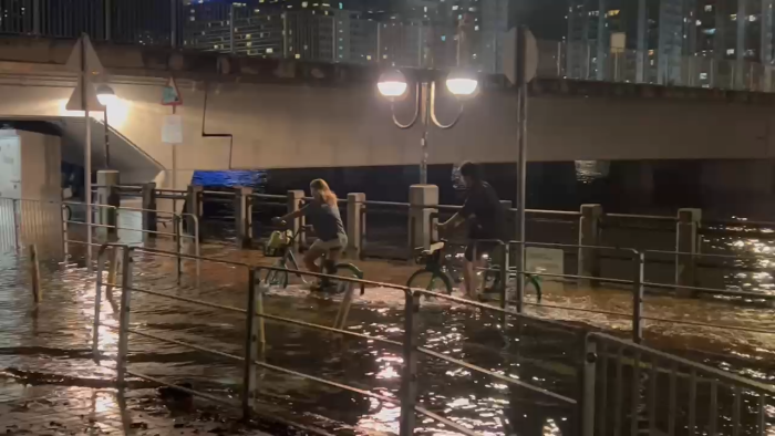 二零二四年十一月十八日晚間城門河旁的單車徑出現輕微水浸。(鳴謝：岳人 Geo Trekker)