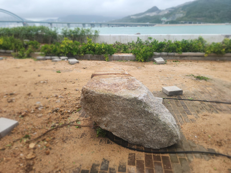 桦加沙袭港期间，将军澳南海滨长廊有大浪拍岸，有防波堤大石被大浪冲上岸。 (鸣谢：有线新闻(上)及Andes Lau (下))