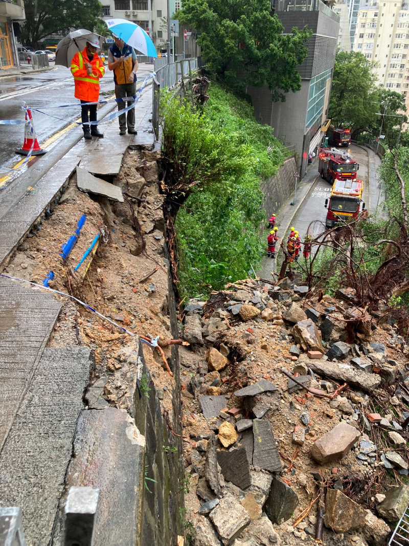 桦加沙袭港期间，西营盘医院道出现山泥倾泻。(鸣谢：土力工程处)
