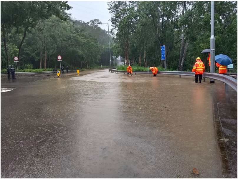 During the passage of Wipha, the roads at Wong Tai Sin (top) and Tai Po (bottom) were flooded. (Courtesy of Drainage Services Department)