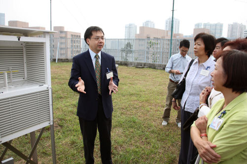 The Director of the Hong Kong Observatory Dr Lee Boon-ying introducing the instruments in the automatic weather station for Kwun Tong District.