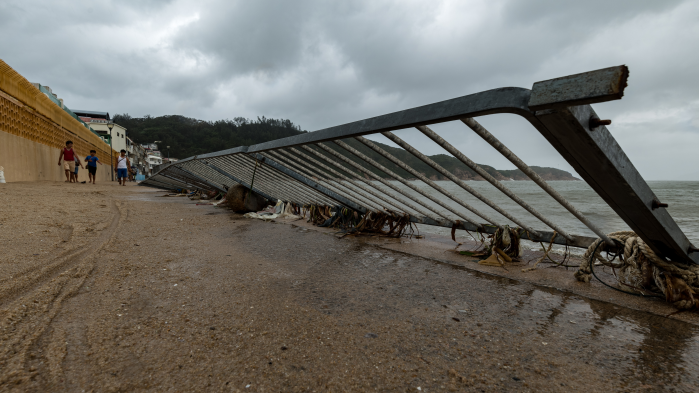 长洲东湾一带的围栏被海浪破坏。(图片鸣谢: Remington Yu (社区天气观测计划))