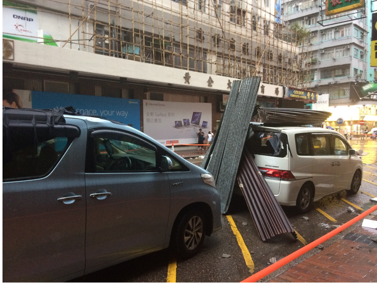 深水埗有鍍鋅鐵片墮下，損毀兩部私家車。(圖片鳴謝: 譚曉暉)


